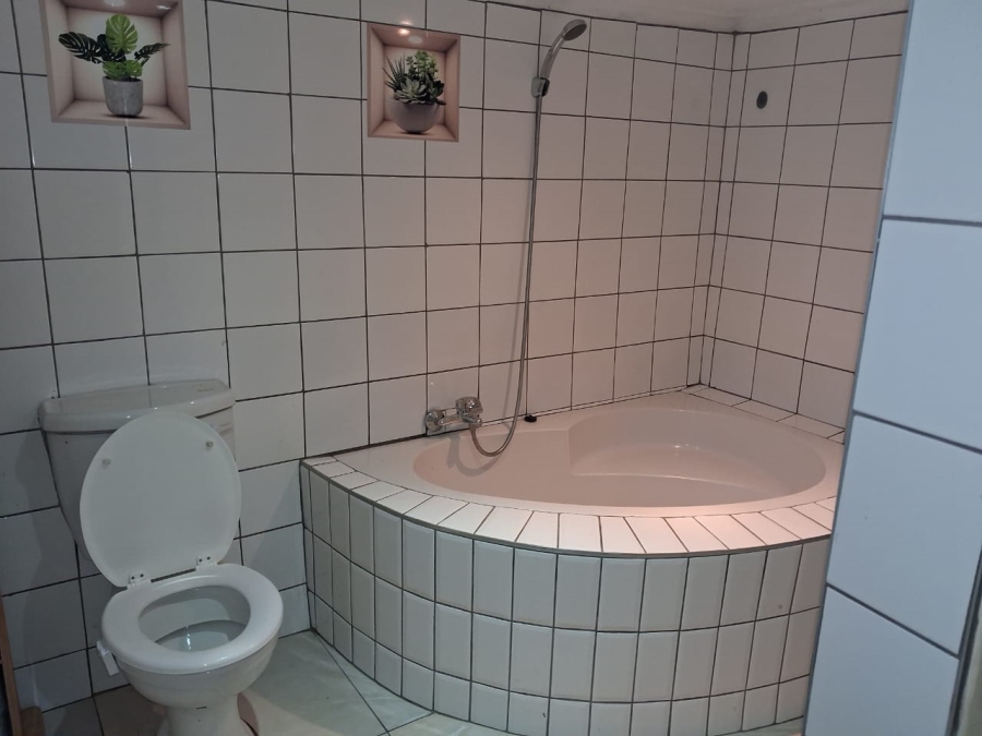 To Let 1 Bedroom Property for Rent in Summerpride Eastern Cape